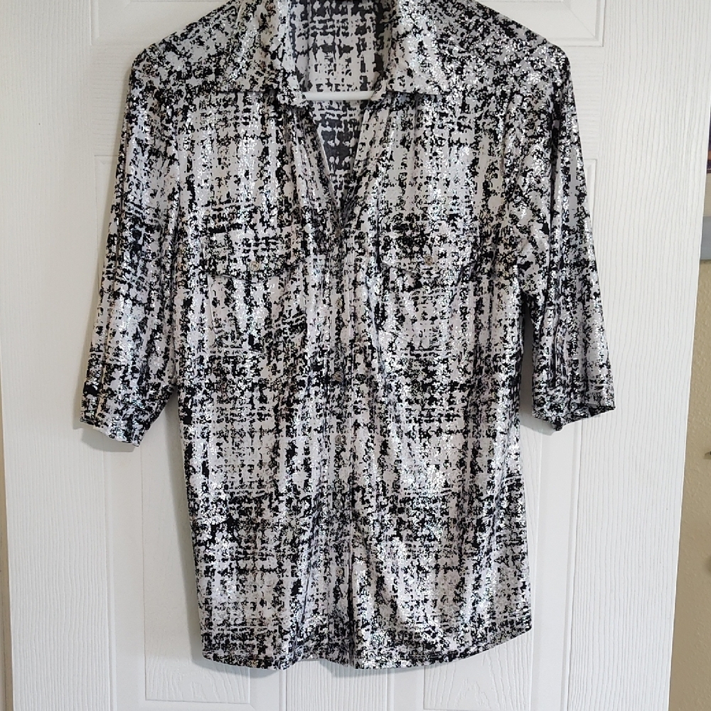 Stylish Black and WhitBlouse With Shine!
